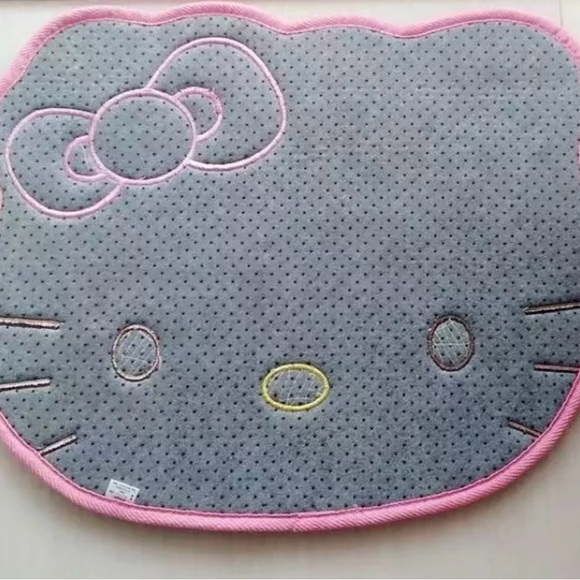 COPY - Hello Kitty Plush Bathmat White 22"” wide x 18"tall - Picture 7 of 9